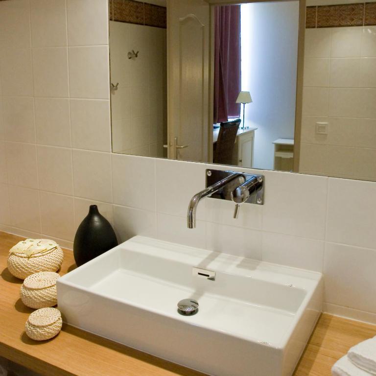 Logis Auberge Cote Jardin Hotel Lezignan-Corbieres Room photo